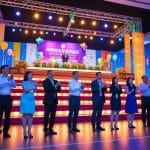 Leg en tribune til festlige indslag til virksomhedens store jubilæumsfest